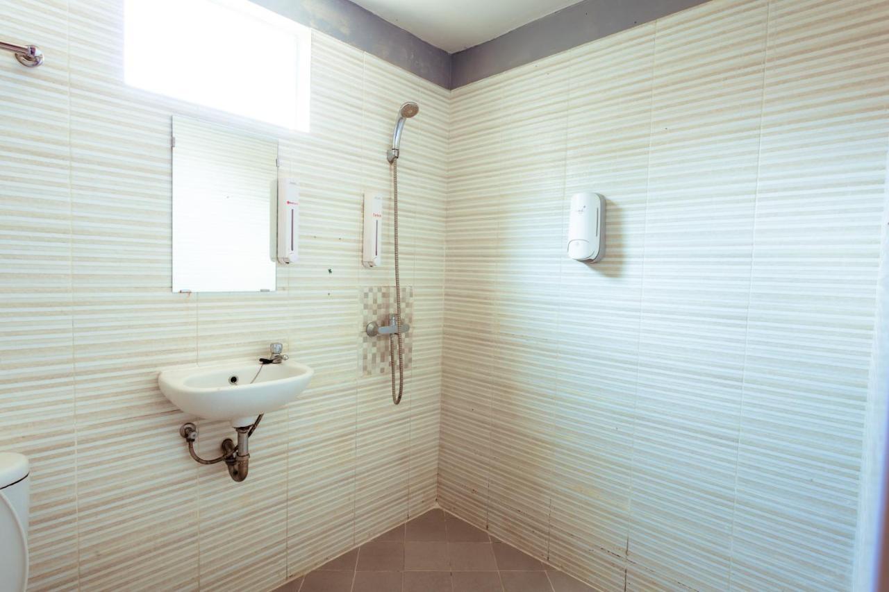Pratisarawirya Guesthouse By Ecommerceloka Surabaya Exteriör bild